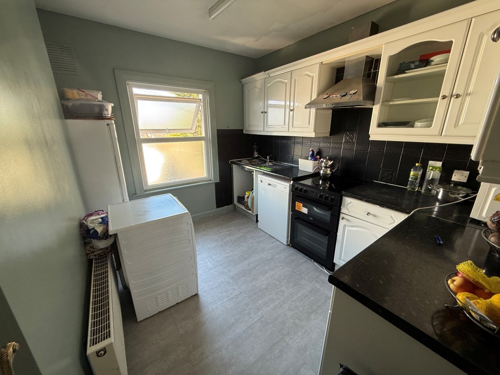 Lot: 33 - MIXED COMMERCIAL AND RESIDENTIAL INVESTMENT - Kitchen